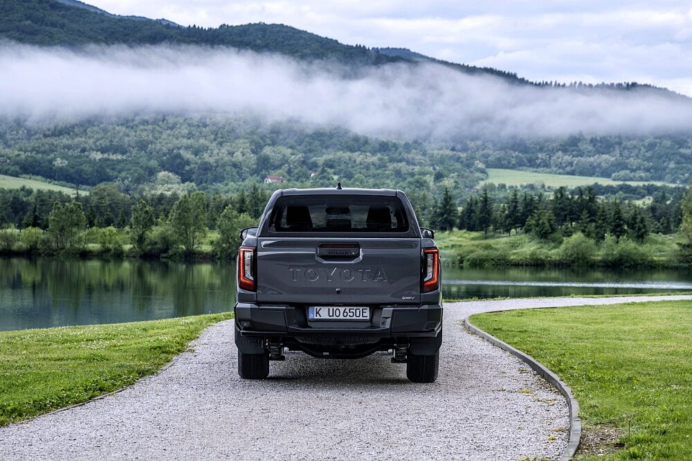 ภาพภายนอกแบบจอดนิ่งของ Toyota Hilux BEV 2026 รุ่น High Grade สี Ash Grey ลำดับ 003