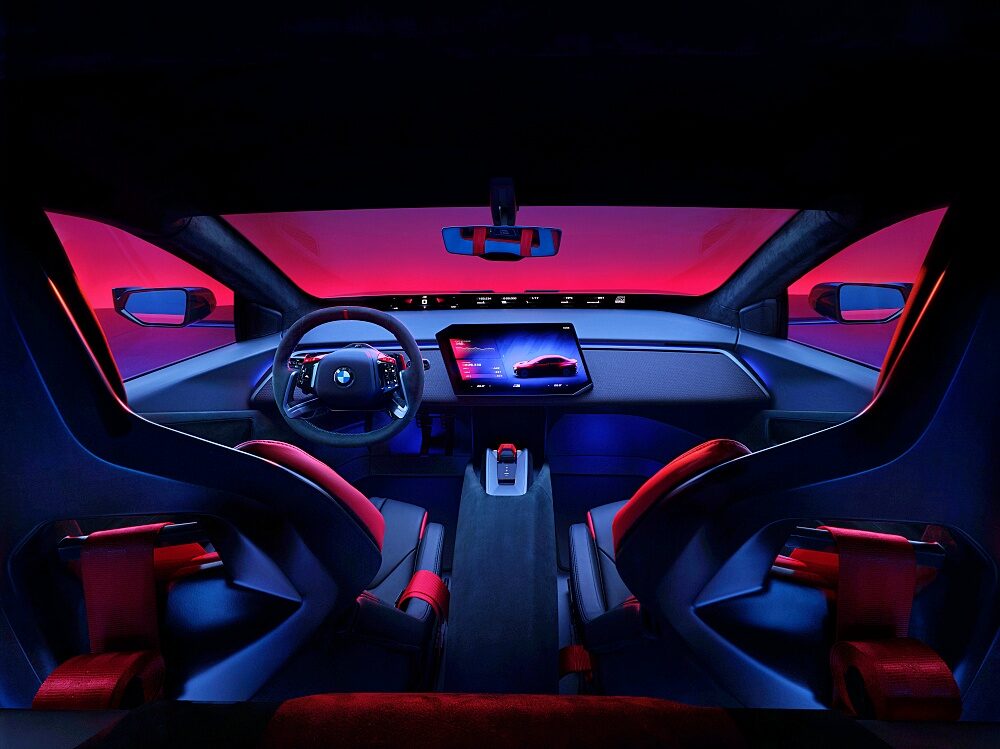 ภาพรวม cockpit แบบ driver-focused พร้อมเบาะ 4 ที่นั่งและจอดิจิทัล