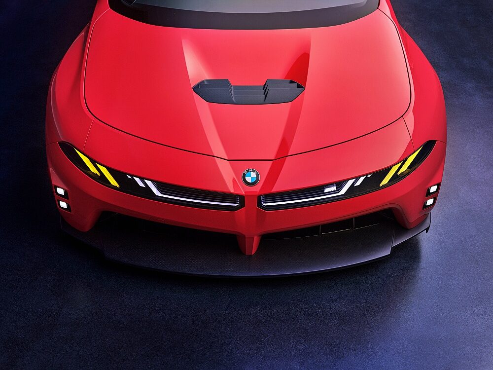 มุมมองด้านบนของฝากระโปรงหน้า ช่องระบายอากาศ และไฟหน้า BMW M Concept Neue Klasse 2026