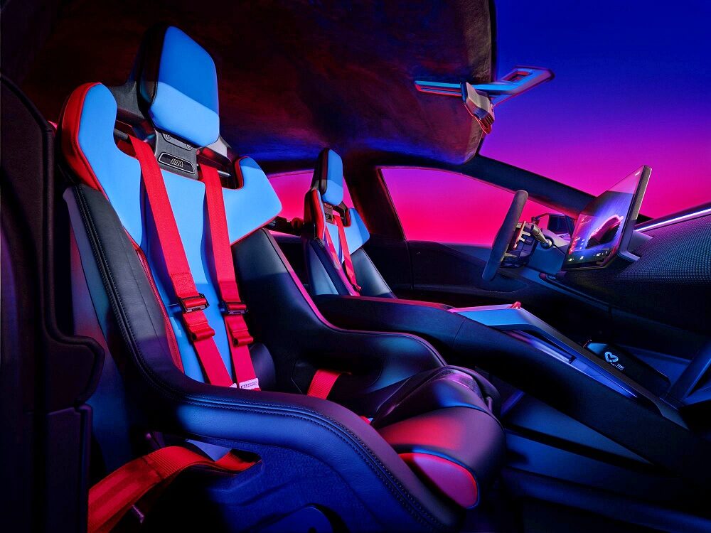 ห้องโดยสารพร้อมเบาะบัคเก็ตซีทและเข็มขัดนิรภัยสีแดงสไตล์รถแข่ง