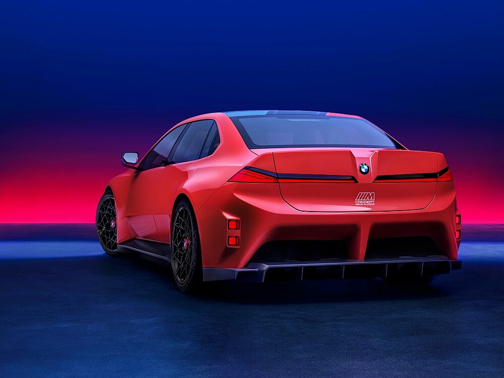 มุมท้ายสามส่วนของ BMW M Concept Neue Klasse 2026 พร้อมสปอยเลอร์ Ducktail