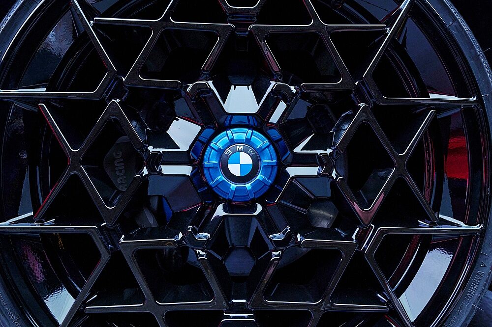 ลายล้อและดุม Center-lock พร้อมสัญลักษณ์ BMW บนล้อฟอร์จน้ำหนักเบา