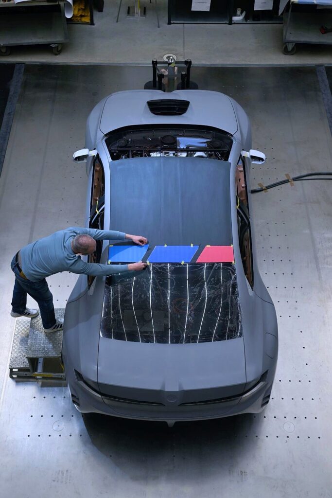 มุมมองด้านบนของงานขึ้นรูปตัวถังต้นแบบ BMW M Concept Neue Klasse 2026 ในสตูดิโอพัฒนา