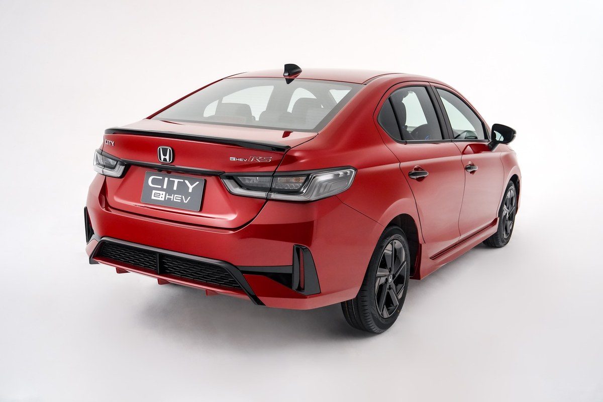 ภาพรถยนต์ Honda City e:HEV สีแดงจากมุมด้านหลัง.