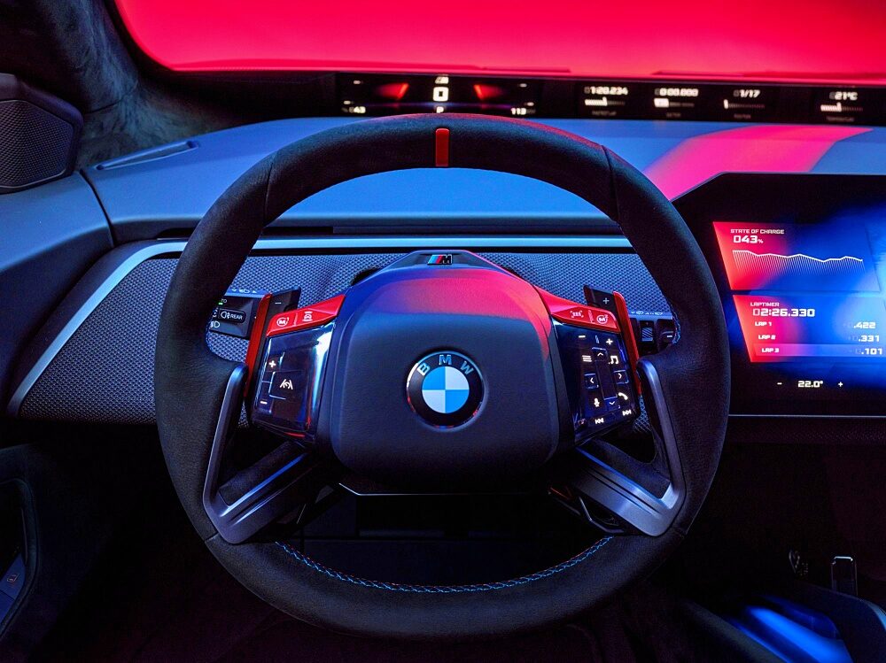 พวงมาลัย BMW พร้อมจอดิจิทัลและแสง ambient ใน cockpit