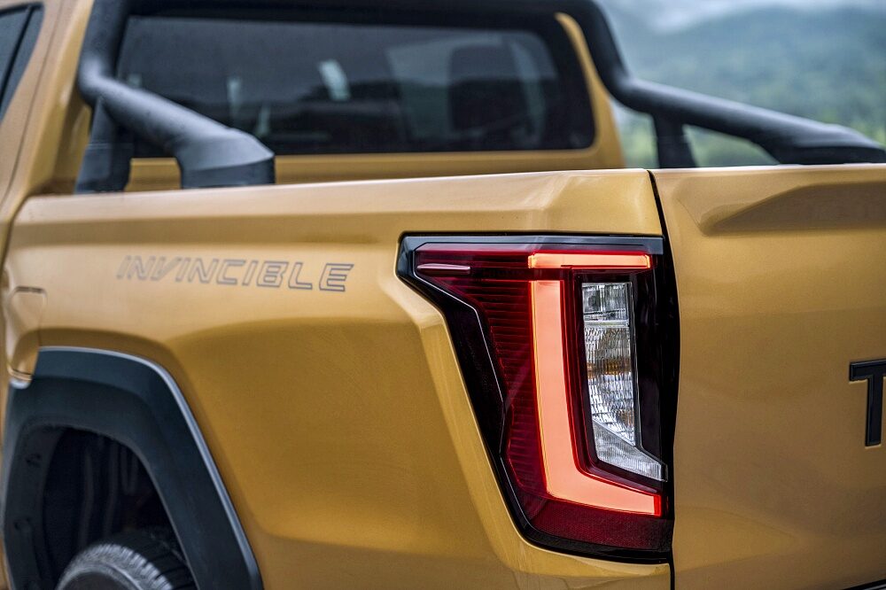ภาพรายละเอียดงานออกแบบและอุปกรณ์ของ Toyota Hilux Hybrid 48V 2026 รุ่น Invincible สี Sulphur Yellow ลำดับ 003 ชุดภาพเพิ่มเติม