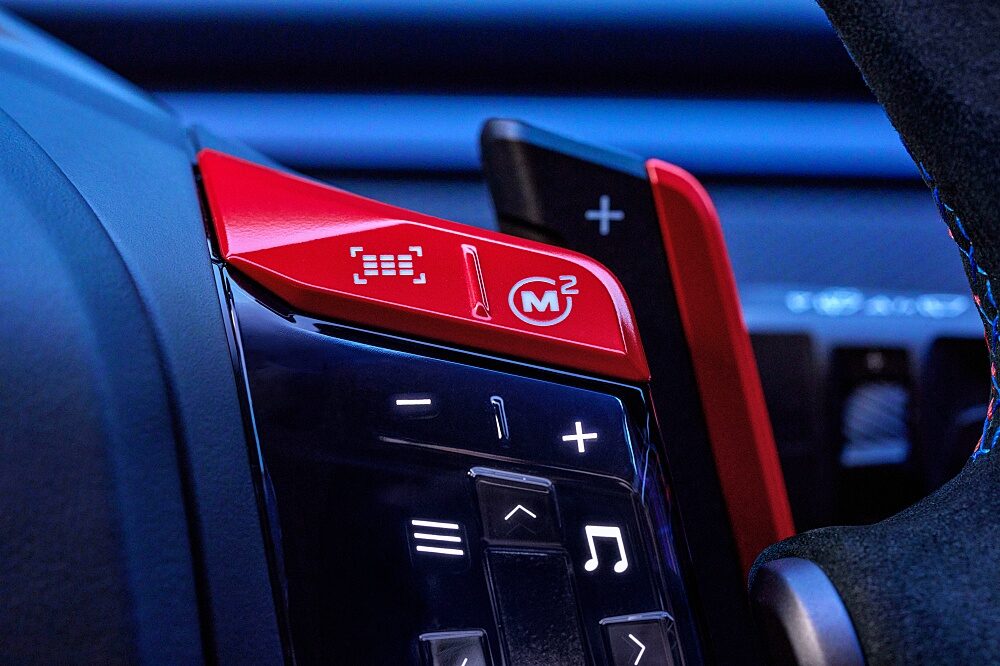 ปุ่มควบคุมและแป้นฟังก์ชันบนพวงมาลัยสไตล์ BMW M
