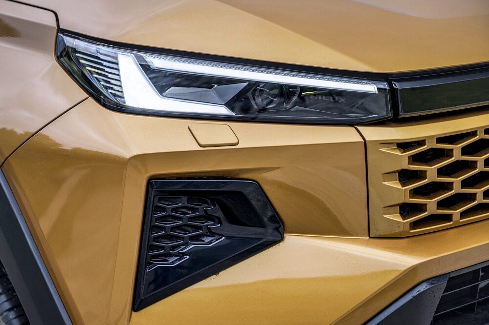 ภาพรายละเอียดงานออกแบบและอุปกรณ์ของ Toyota Hilux Hybrid 48V 2026 รุ่น Invincible สี Sulphur Yellow ลำดับ 004