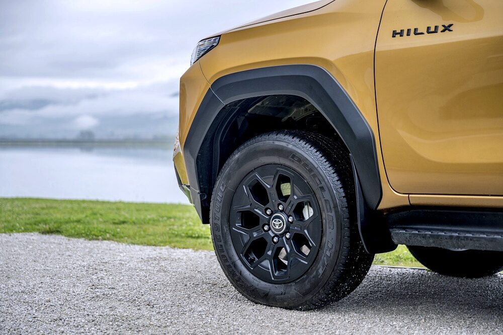 ภาพรายละเอียดงานออกแบบและอุปกรณ์ของ Toyota Hilux Hybrid 48V 2026 รุ่น Invincible สี Sulphur Yellow ลำดับ 002