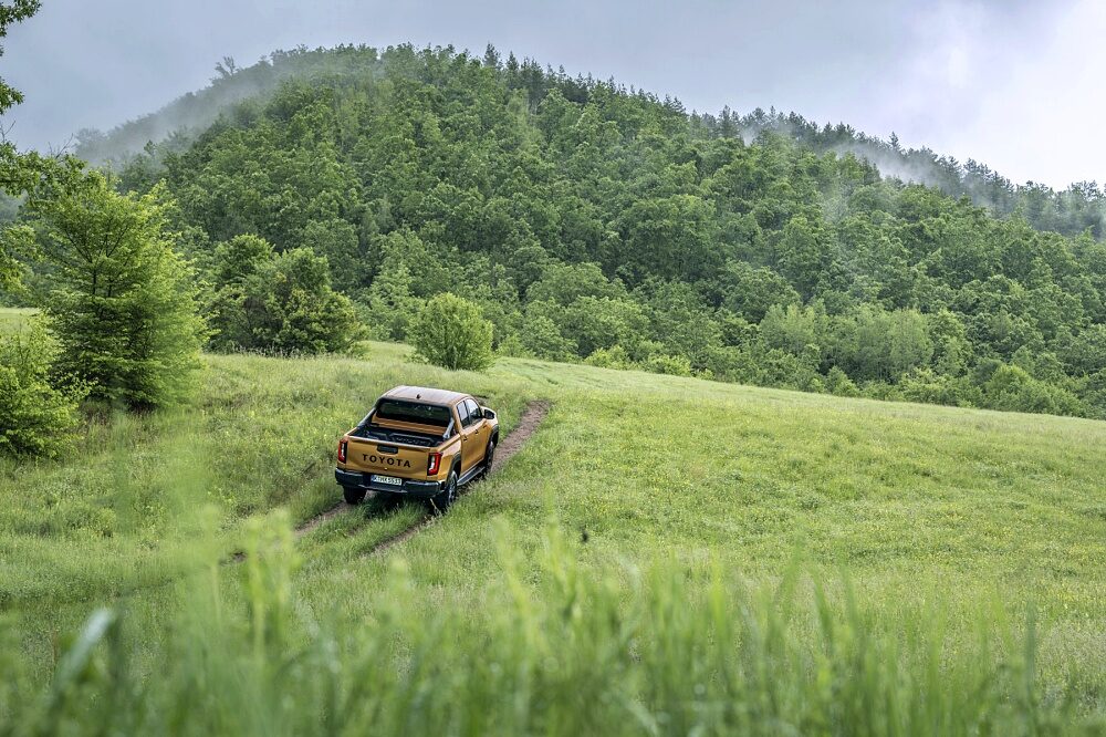 ภาพขับขี่แบบไดนามิกของ Toyota Hilux Hybrid 48V 2026 รุ่น Invincible สี Sulphur Yellow ลำดับ 015