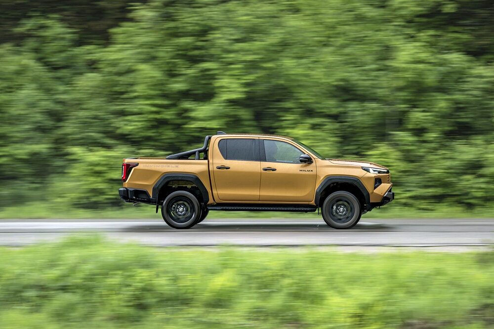 ภาพขับขี่แบบไดนามิกของ Toyota Hilux Hybrid 48V 2026 รุ่น Invincible สี Sulphur Yellow ลำดับ 013