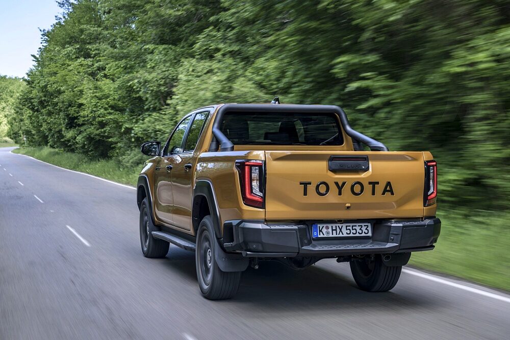ภาพขับขี่แบบไดนามิกของ Toyota Hilux Hybrid 48V 2026 รุ่น Invincible สี Sulphur Yellow ลำดับ 012