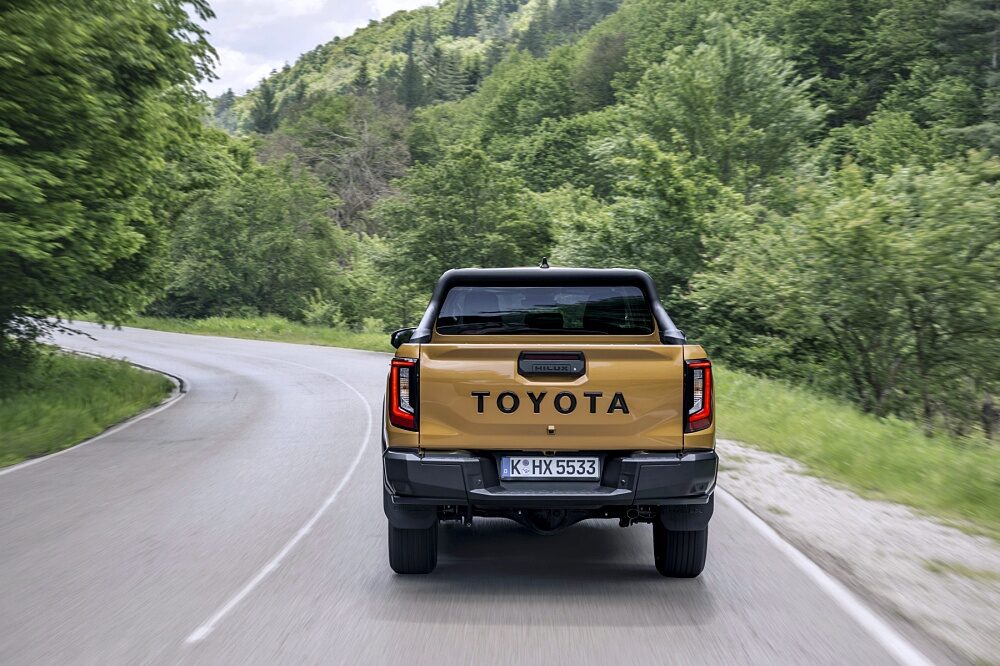 ภาพขับขี่แบบไดนามิกของ Toyota Hilux Hybrid 48V 2026 รุ่น Invincible สี Sulphur Yellow ลำดับ 011