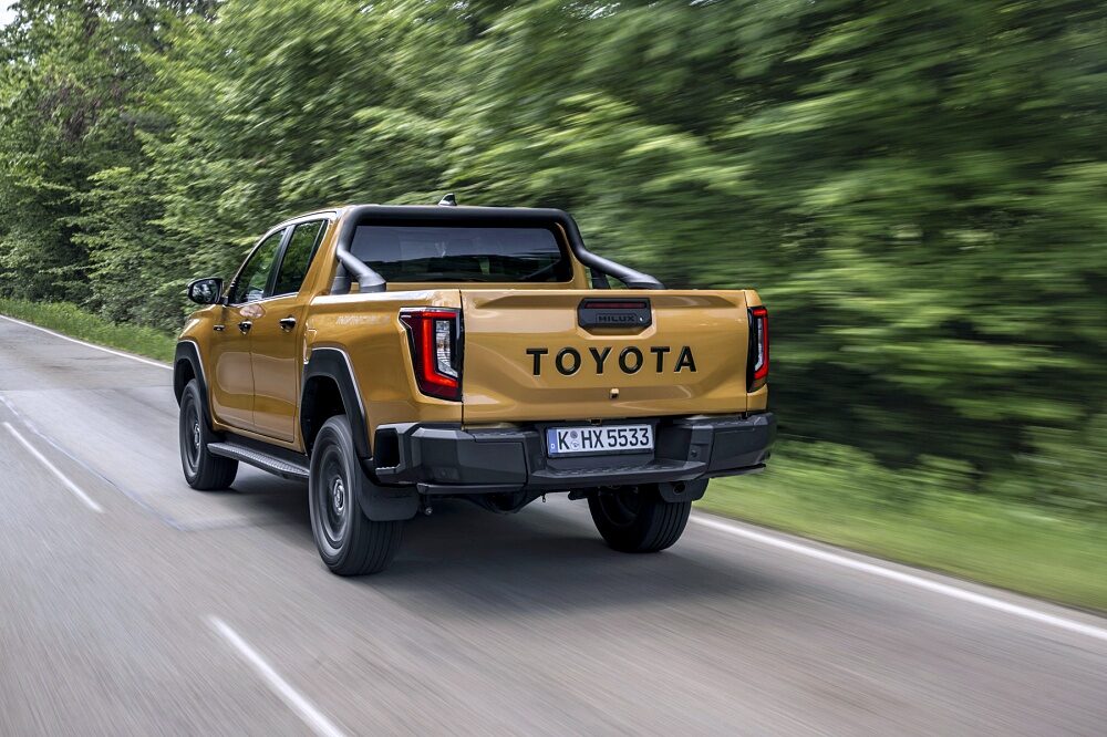ภาพขับขี่แบบไดนามิกของ Toyota Hilux Hybrid 48V 2026 รุ่น Invincible สี Sulphur Yellow ลำดับ 010