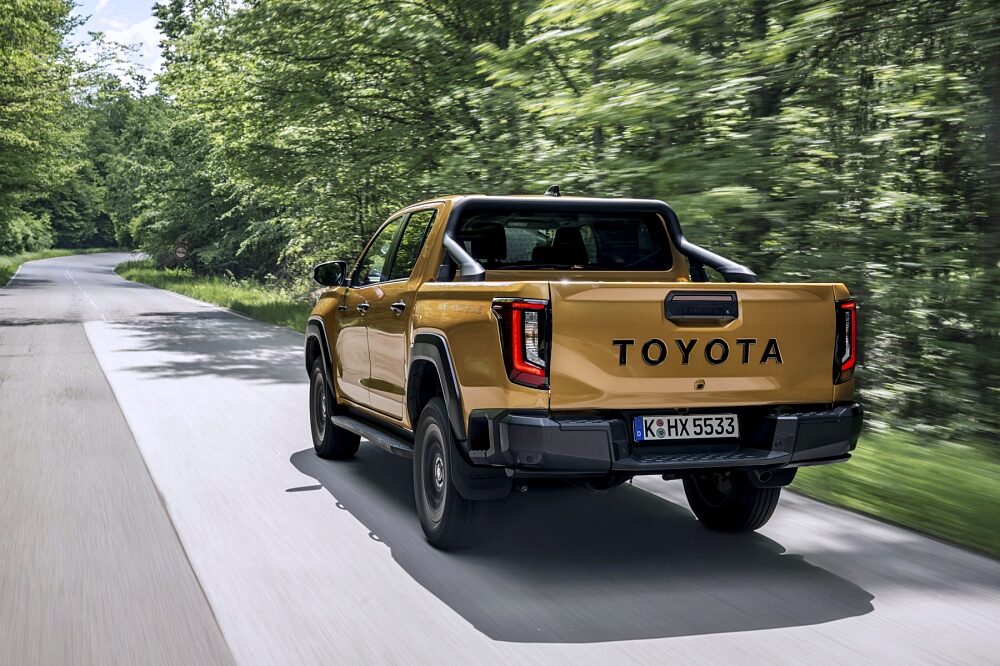 ภาพขับขี่แบบไดนามิกของ Toyota Hilux Hybrid 48V 2026 รุ่น Invincible สี Sulphur Yellow ลำดับ 009