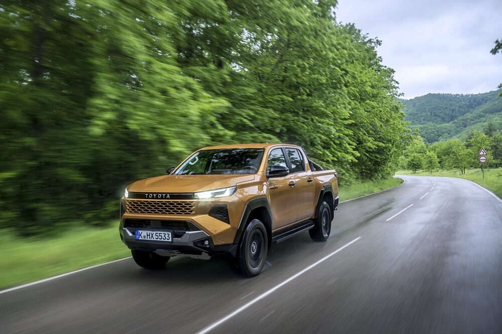 ภาพขับขี่แบบไดนามิกของ Toyota Hilux Hybrid 48V 2026 รุ่น Invincible สี Sulphur Yellow ลำดับ 008