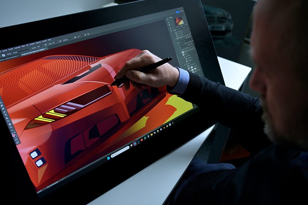 ขั้นตอนสเก็ตช์ดีไซน์ด้านหน้าของ BMW M Concept Neue Klasse 2026 บนแท็บเล็ต