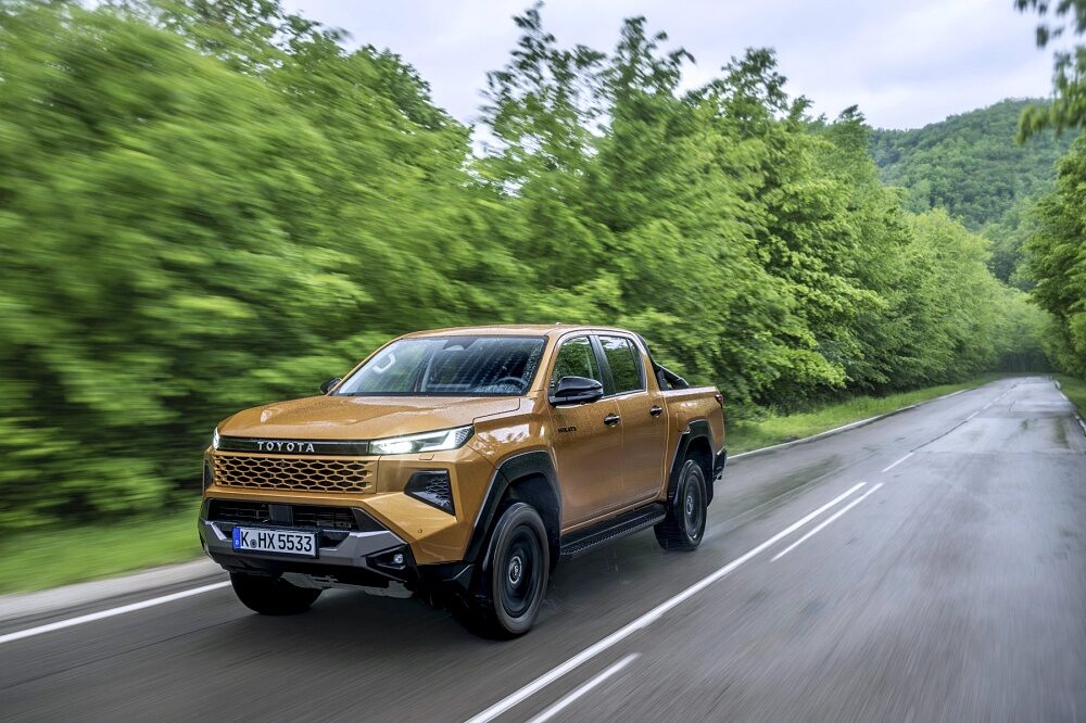 ภาพขับขี่แบบไดนามิกของ Toyota Hilux Hybrid 48V 2026 รุ่น Invincible สี Sulphur Yellow ลำดับ 007