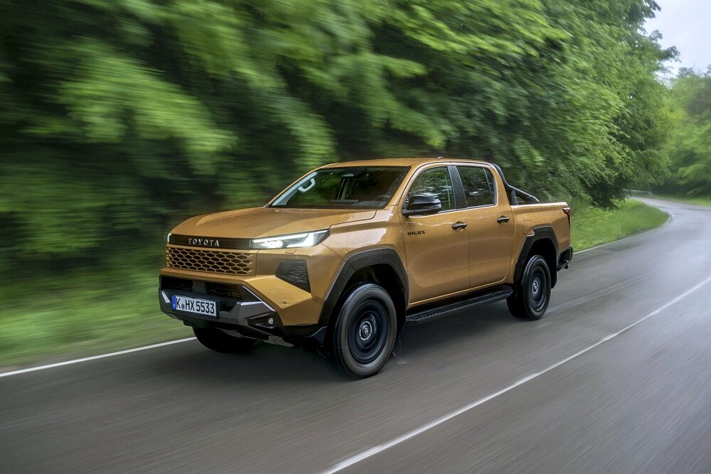 ภาพขับขี่แบบไดนามิกของ Toyota Hilux Hybrid 48V 2026 รุ่น Invincible สี Sulphur Yellow ลำดับ 006