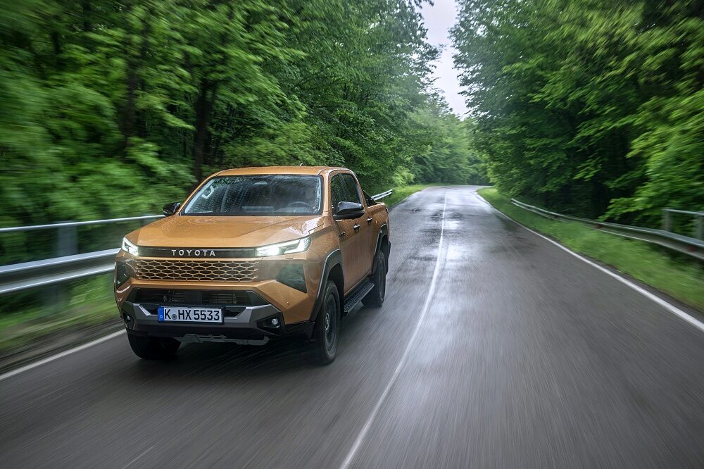 ภาพขับขี่แบบไดนามิกของ Toyota Hilux Hybrid 48V 2026 รุ่น Invincible สี Sulphur Yellow ลำดับ 005