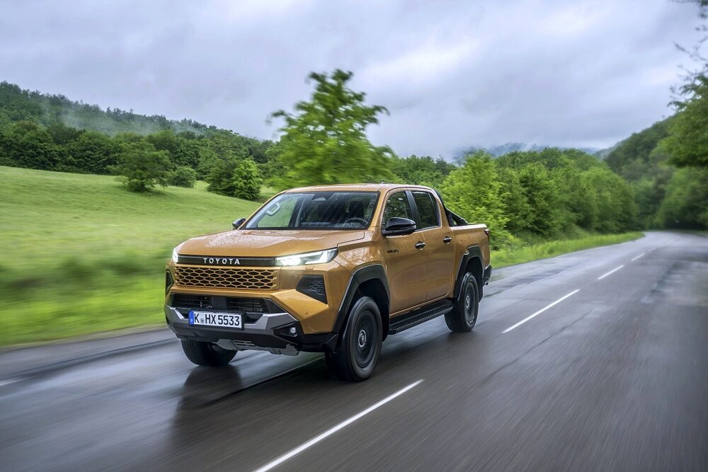 ภาพขับขี่แบบไดนามิกของ Toyota Hilux Hybrid 48V 2026 รุ่น Invincible สี Sulphur Yellow ลำดับ 004