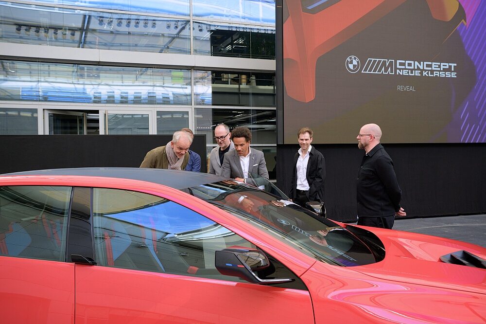 บรรยากาศเวิร์ดพรีเมียร์ BMW M Concept Neue Klasse 2026 พร้อมทีมผู้บริหารและรถต้นแบบ