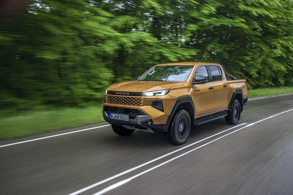 ภาพขับขี่แบบไดนามิกของ Toyota Hilux Hybrid 48V 2026 รุ่น Invincible สี Sulphur Yellow ลำดับ 003