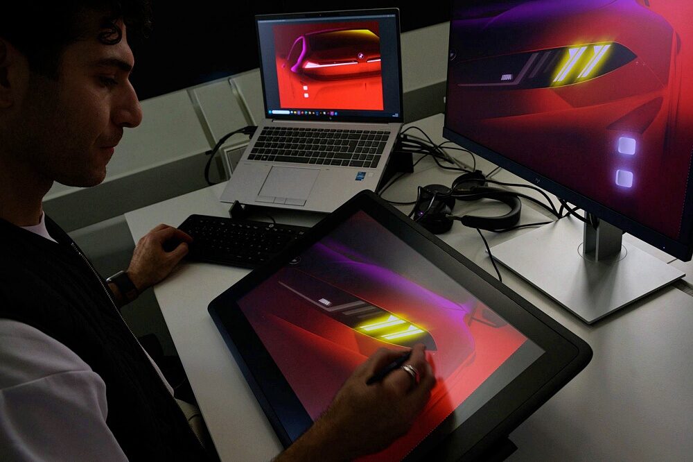 นักออกแบบทำงานกับภาพเรนเดอร์ไฟหน้าและกราฟิกด้านหน้าของ BMW M Concept Neue Klasse 2026