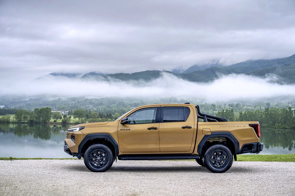 ภาพภายนอกแบบจอดนิ่งของ Toyota Hilux Hybrid 48V 2026 รุ่น Invincible สี Sulphur Yellow ลำดับ 002 ชุดภาพเพิ่มเติม