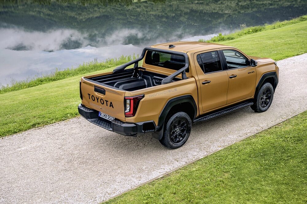 ภาพภายนอกแบบจอดนิ่งของ Toyota Hilux Hybrid 48V 2026 รุ่น Invincible สี Sulphur Yellow ลำดับ 006