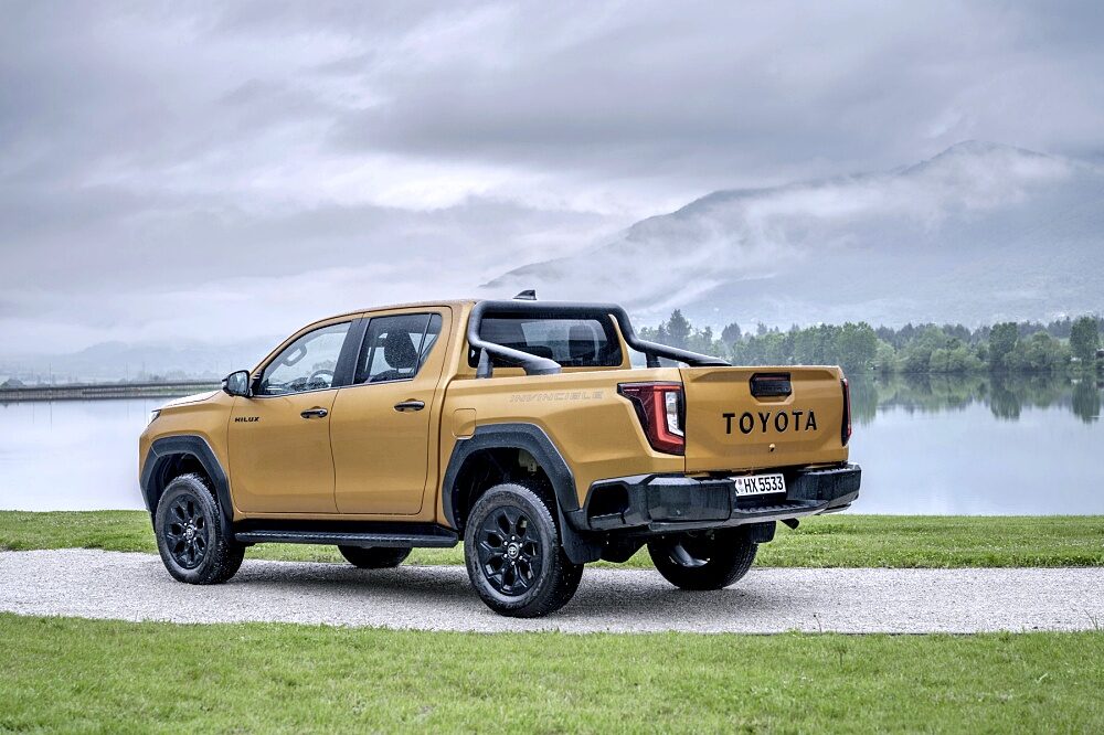 ภาพภายนอกแบบจอดนิ่งของ Toyota Hilux Hybrid 48V 2026 รุ่น Invincible สี Sulphur Yellow ลำดับ 005