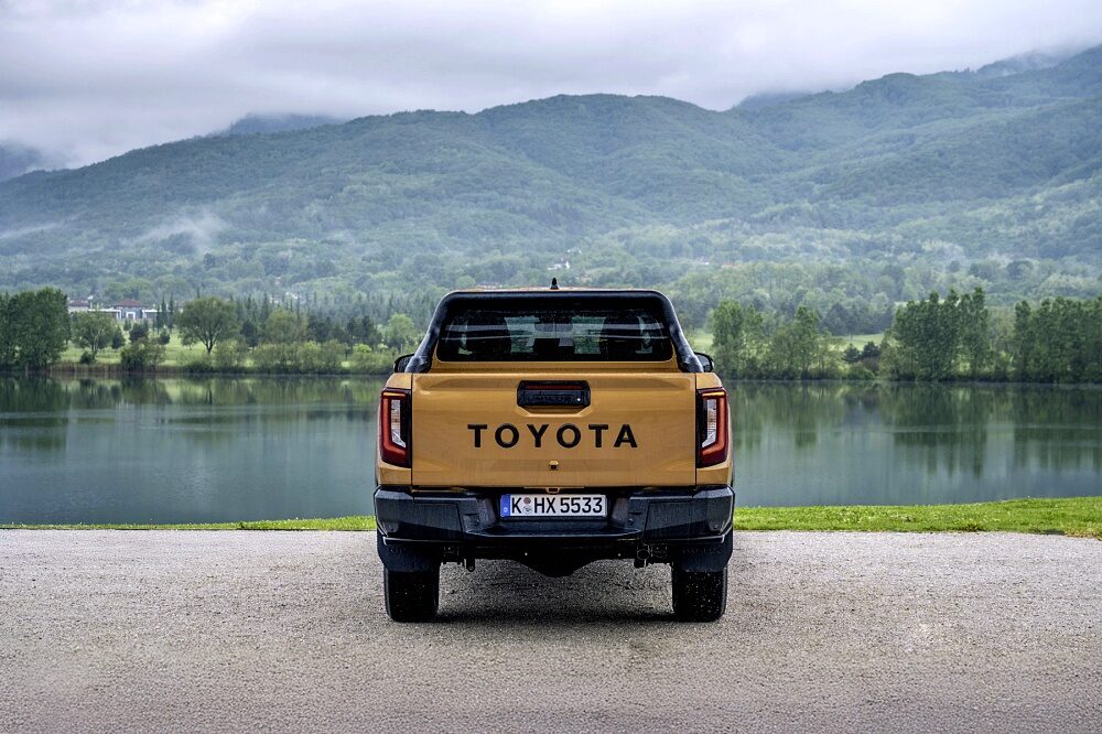 ภาพภายนอกแบบจอดนิ่งของ Toyota Hilux Hybrid 48V 2026 รุ่น Invincible สี Sulphur Yellow ลำดับ 004