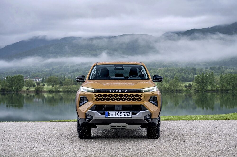 ภาพภายนอกแบบจอดนิ่งของ Toyota Hilux Hybrid 48V 2026 รุ่น Invincible สี Sulphur Yellow ลำดับ 003