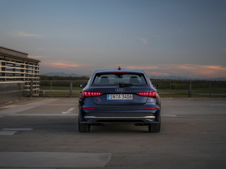 Audi A3 Sportback มุมท้ายรถ