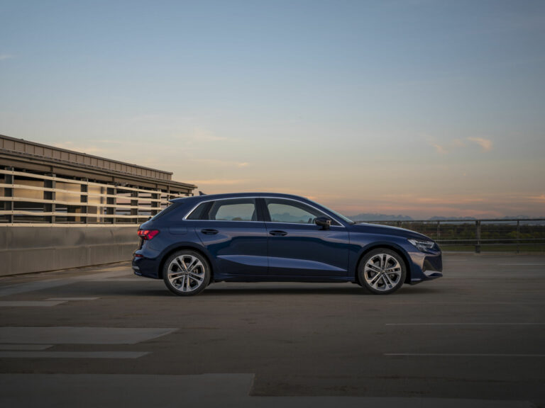 Audi A3 Sportback มุมด้านข้าง