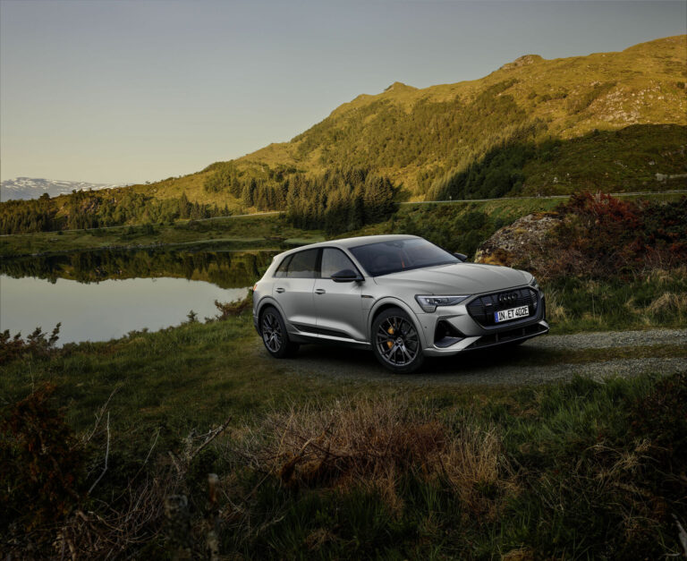Audi e-tron SUV S line black edition มุมหน้าเฉียง 3/4