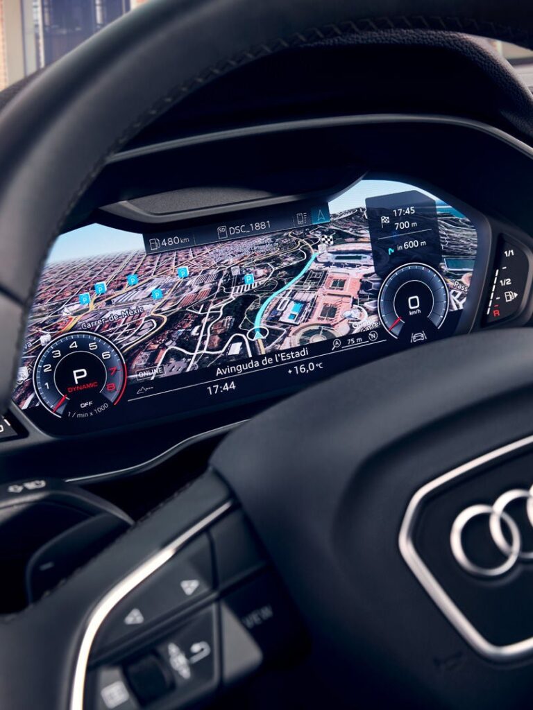 Audi Q3 ภายในด้านหน้าและชุดเรือนไมล์