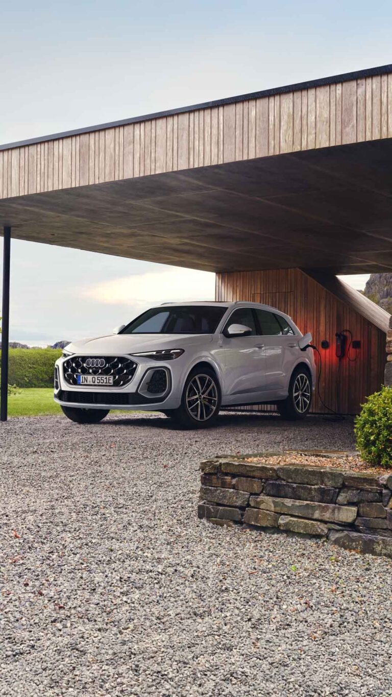 Audi Q5 e-hybrid มุมด้านข้าง