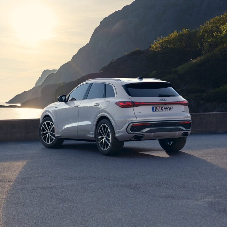 Audi Q5 e-hybrid มุมด้านหลัง
