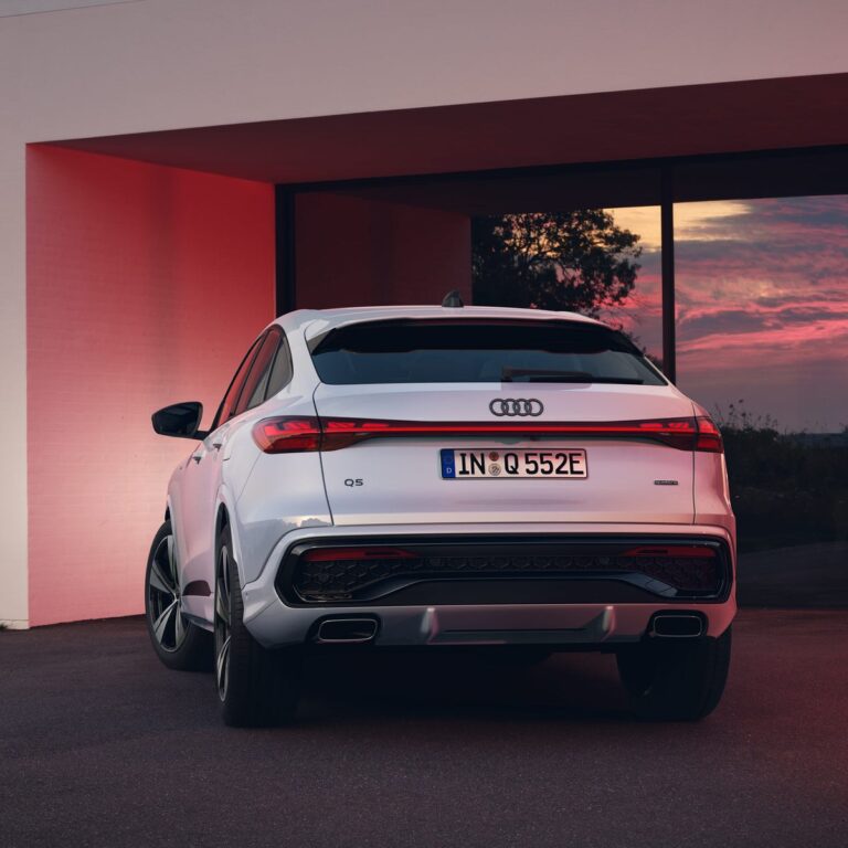 Audi Q5 Sportback e-hybrid มุมด้านหลัง