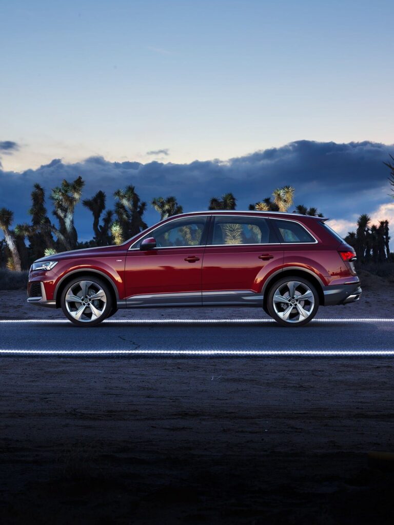 Audi Q7 มุมด้านข้าง