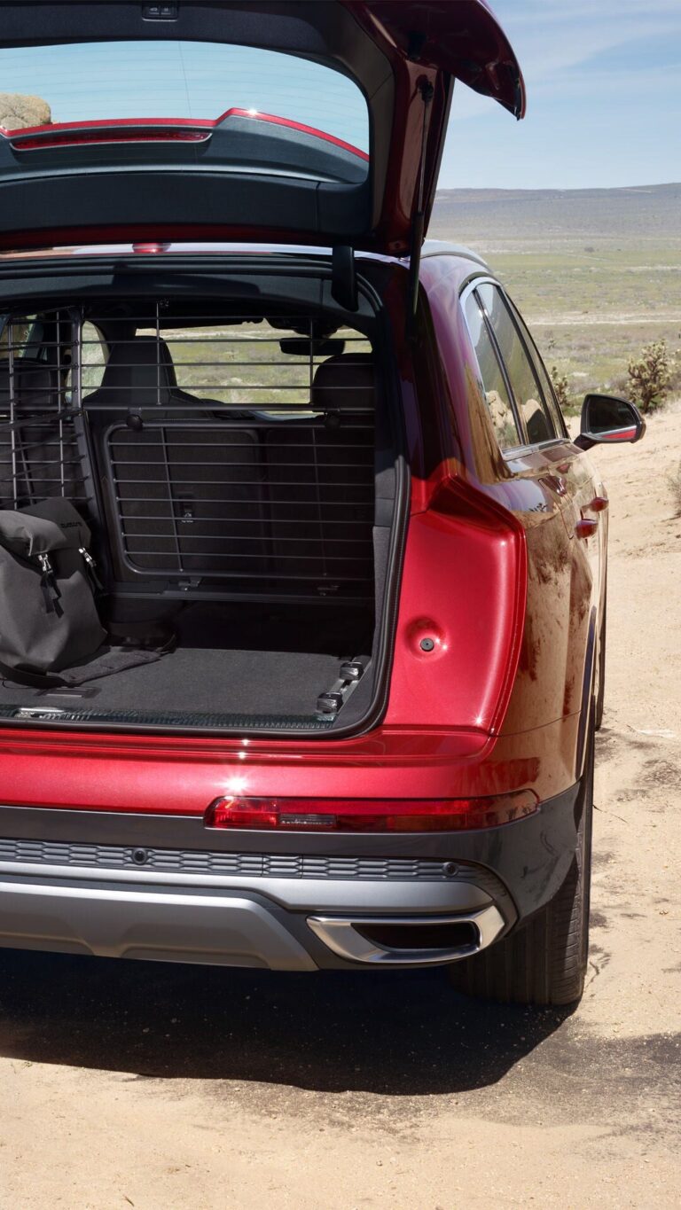 Audi Q7 พื้นที่เก็บสัมภาระท้ายรถ