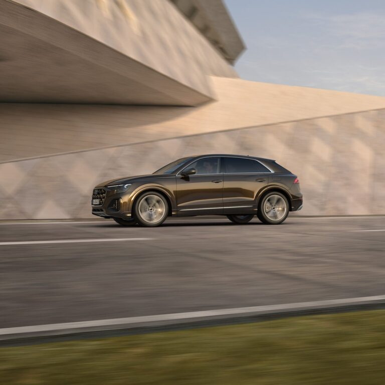 Audi Q8 TFSI e มุมด้านข้าง