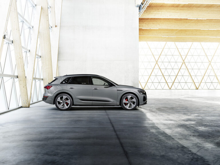 Audi Q8 e-tron SUV มุมด้านข้าง