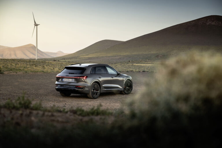 Audi Q8 e-tron SUV มุมด้านหลัง