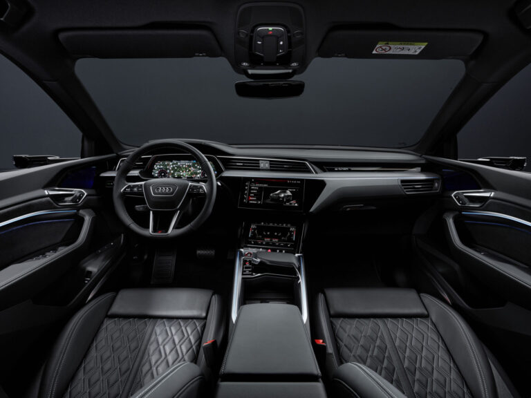 Audi Q8 Sportback e-tron ภายในห้องโดยสารด้านหน้าและ cockpit