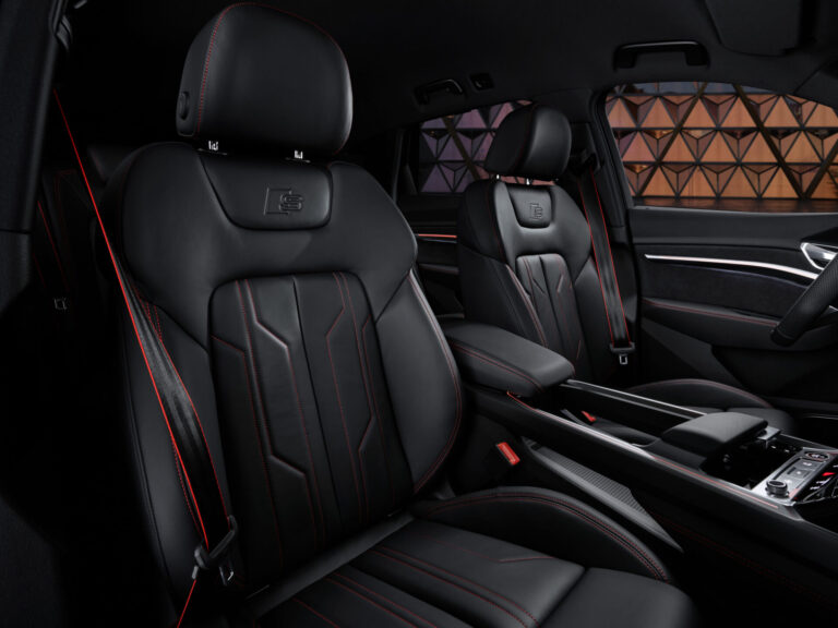 Audi Q8 e-tron เบาะนั่งคู่หน้า