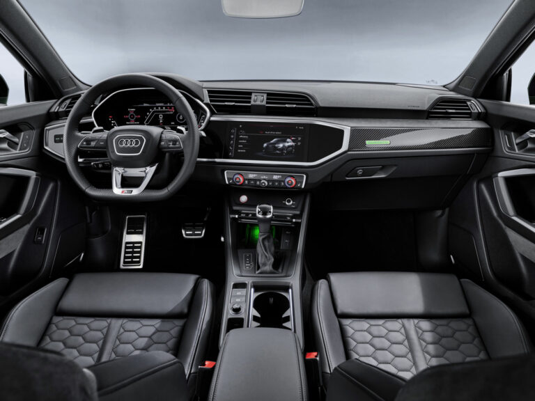 Audi RS Q3 Sportback ภายในด้านหน้าและแดชบอร์ด