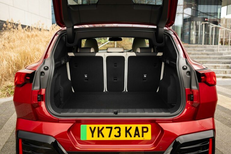BMW iX2 พื้นที่สัมภาระ