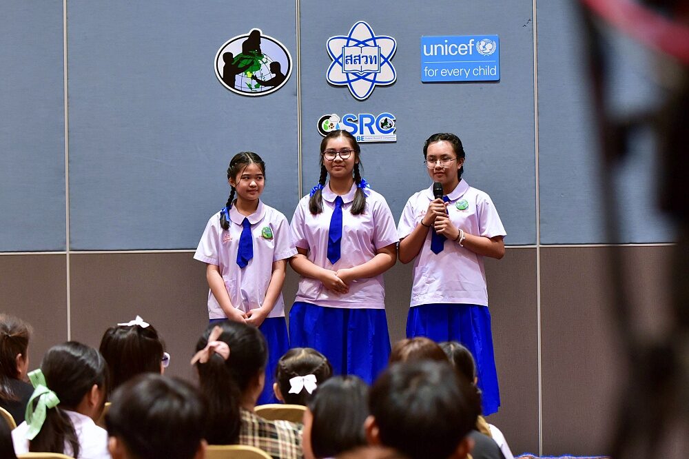 นักเรียนในโครงการ GLOBE Student Research Competition บนเวที
